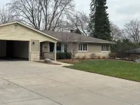 Spacious 4-bedroom house in terrific Menomonee Falls with WiFi, AC Hotels near Karl's Country Market (World Famous Sausage)