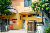 RedDoorz Syariah Near Grand Galaxy Park