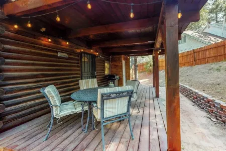 Between the Pines Log Cabin