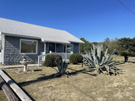 Relax, unwind in beautiful coastal cottage near exquisite Cape Hatteras Seashore Отели рядом с достопримечательностью «Маяк мыса Хаттерас»