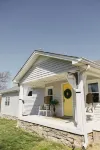 Sunset Farmhouse: A Serene Retreat with Panoramic Views and Relaxing Porch