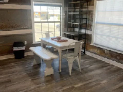 The Yellow Rose, Near the Square, Renovated & in the Heart of the Hill Country 梅森酒店