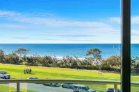 BeachView: Alex Heads beachfront, ocean views, air-con, lift, parking