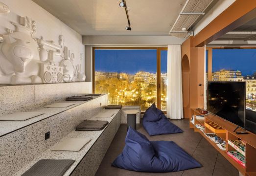 제우스 이즈 루스 호스텔