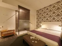 Hostal Mayerling Centro Hotels near Borras Theatre