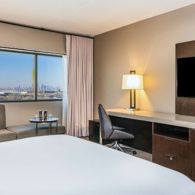 1 KING BED NYC SKYLINE VIEW TOP FLOOR DoubleTree by Hilton Hotel Newark Airport Promo Code