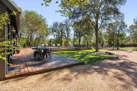 Hot Tub + Fire Pit + Pool + Game Room ~ Guesthouse Hotels in der Nähe von Austin Hindu Temple