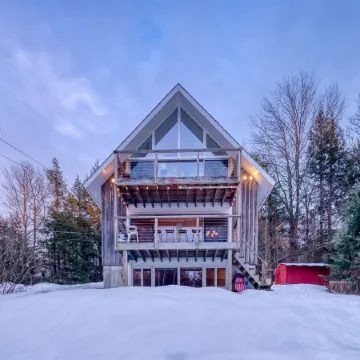 Classic Stowe Ski 3 Bedroom Chalet by RedAwning