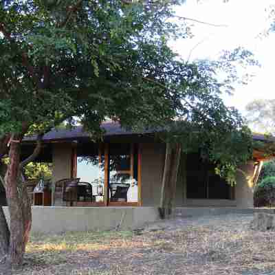Jumbo Junction Hotel Exterior