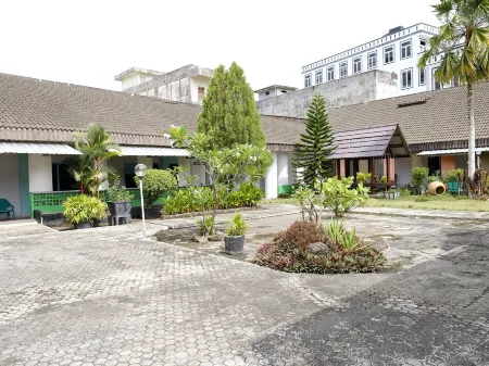 Hotel Martani Отели в г. Танджунгпандан