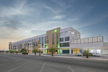 Holiday Inn & Suites Al Jubail Отели рядом с достопримечательностью «Royal Commission for Jubail and Yanbu»