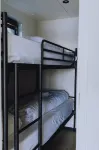位於碼頭邊緣的舒適船屋