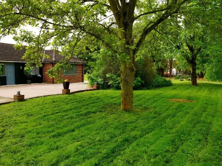 Deluxe 1 Bed Versace Hot Tub Sky TV Cinema Screen