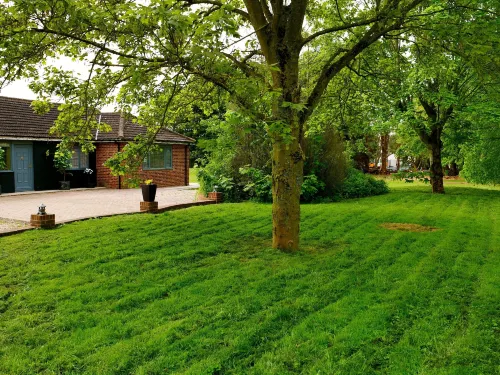 Deluxe 1 Bed Versace Hot Tub Sky TV Cinema Screen Hotels in Haverhill