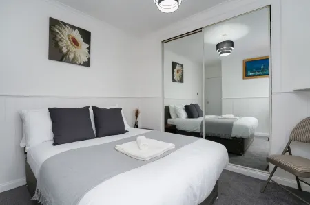 2-Bed Flat Wishaw Free Parking Family-Friendly