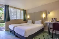 Greet  Hotel Versailles - Voisins le Bretonneux Hotels in Voisins-le-Bretonneux