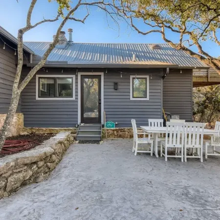 Modern 2-Bedroom Loft in Austin w Pool, Hot Tub,Fire pit,Goats,Alpacas,Chickens