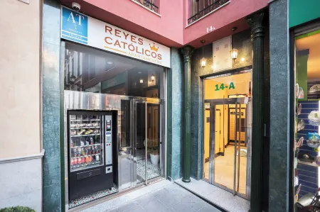 Apartamentos Reyes Católicos Отели рядом с достопримечательностью «Монастырь Святого Иеронима»