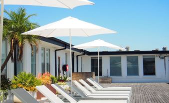 Barrys Beach Road Hotel