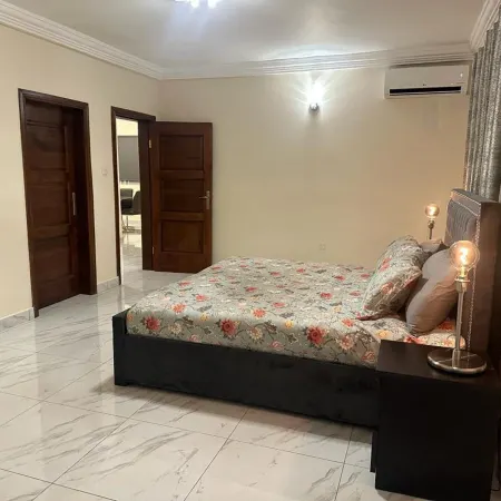 3 Bed Apartment Sleeps 6 - EnSuites Parking Wifi