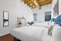The Little Prince Rooms - Old Montreal - Condos