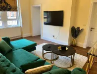 3 Bed - Sleeps 7 - Free Parking - Central Location Hotels in Giffnock