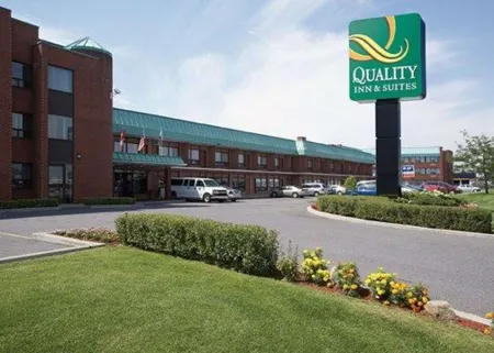 Quality Inn & Suites PE Trudeau Airport Отели в г. Пуэнт-Клер