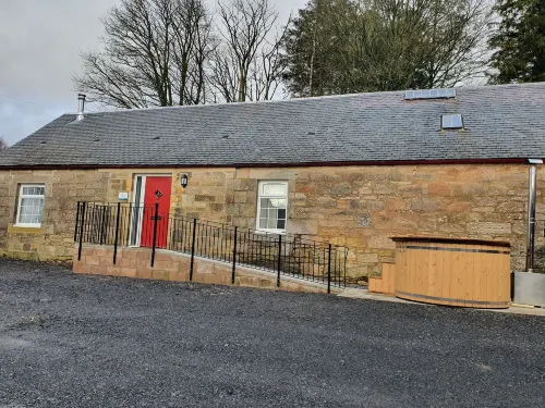 2-Bed Barn Hot Tub & Pet Friendly Near Muirkirk Hotels in Cumnock