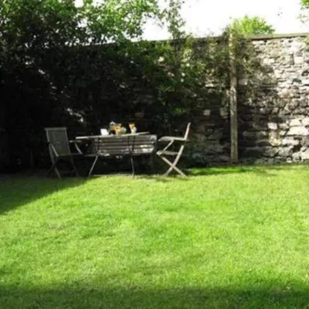 Six Brunton Place Guest House Отели рядом с достопримечательностью «Портобелло»