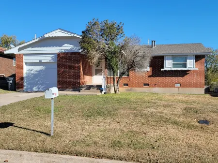 Cozy 3-bedroom house with central A/C and WiFi centrally located in Lawton