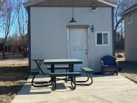 The Galactic Getaway - Lakeside Tiny Home Rental - Queen Bed Hotels in Rock County