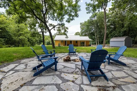 Cozy European Cottage at Lake Arrowhead near Shenandoah National Park entrance Отели рядом с достопримечательностью «Скайленд»