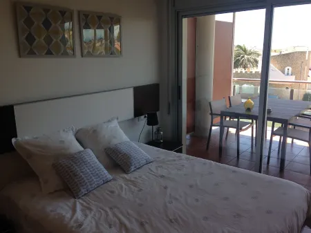 Magnificent 2-Bedroom Apartment Sleeps 5 with Marina and Sea Views