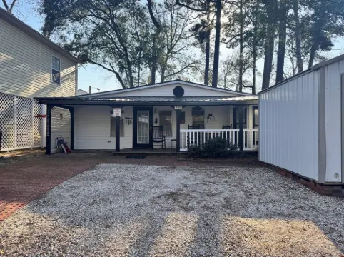 Cozy beach cottage. Short walk to the beach! Family friendly.