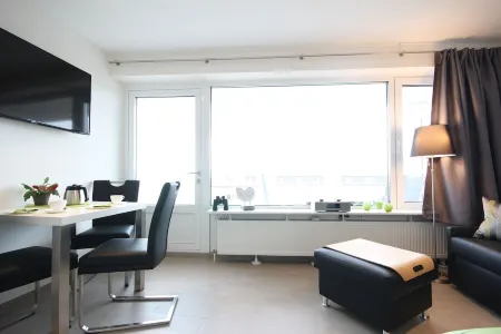 Absolute top location with sea view, balcony, W-Lan, top equipped