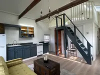 The Tate House, Historical and Spacious, 5 miles to downtown Hotels in Enfield