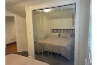 Downtown Crown Jewel w/fireplace & amazing porch Отели рядом с достопримечательностью «Майк Лансинг Филд»