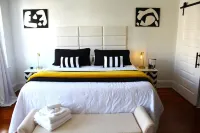 The Hearth! On site parking! Minutes to restaurants, groceries and nightlife. Hotels in Bloomingdale