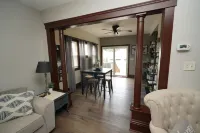 Cozy 3 Bedroom Home Hotels in Elyria