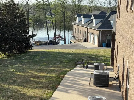 Lake View Prime Location, Community Dock w swim ladders, covered boat slip,