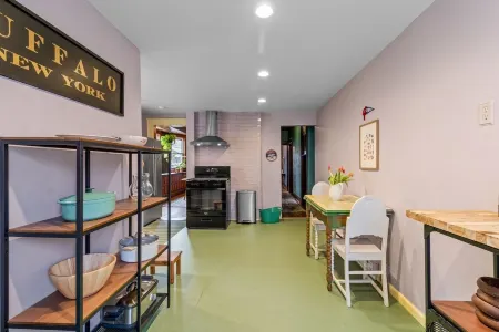 Spacious & Family- Friendly 3-bedroom on Peaceful Historic Tree-Lined Street Отели рядом с достопримечательностью «Центр Конвенции Буффало Ниагара»