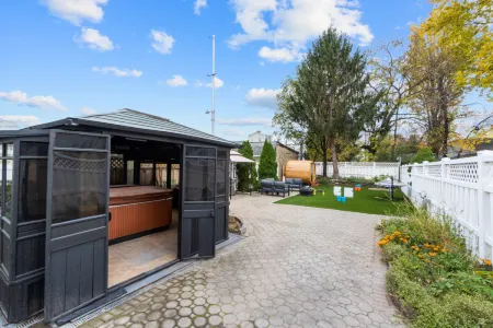 Hot Tub, Sauna and Epic Game Room - Stunning Spacious Retreat