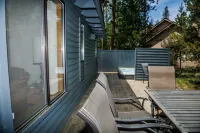 Private Hot Tub and Cozy Fireplace - Spacious Tranquil Haven