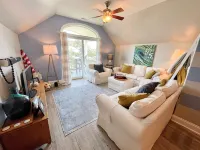 Spacious Penthouse with Covered Deck and Pool Access - Stylish Retreat