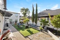 Bright and Cozy Haven with Courtyard Access - Charming Escape