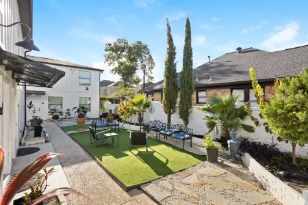 Bright and Cozy Haven with Courtyard Access - Charming Escape Отели рядом с достопримечательностью «Хьюстонский университет»