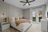 Spacious Family Retreat with Poolside Bar and Game Room - Charming Oasis Hoteles en Condado de Orange