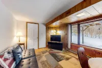 Secluded getaway on 2.5 acres with private patio, WiFi, & quiet location Hotels in Warren