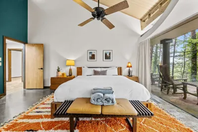 Stunning Mountain Retreat with Rooftop Deck and Hot Tub - Unique Sanctuary