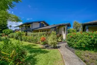 Modern upper-floor condo w/central A/C, lanai, W/D, and outdoor pool